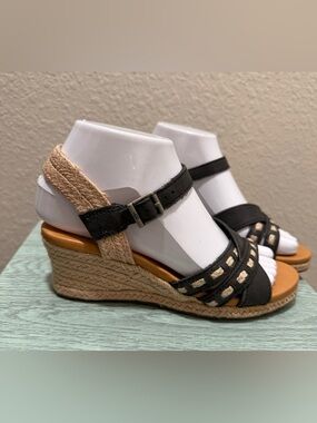 UGG Women's Mairi Black Wedge Sandal Size 6 Brand New No Box